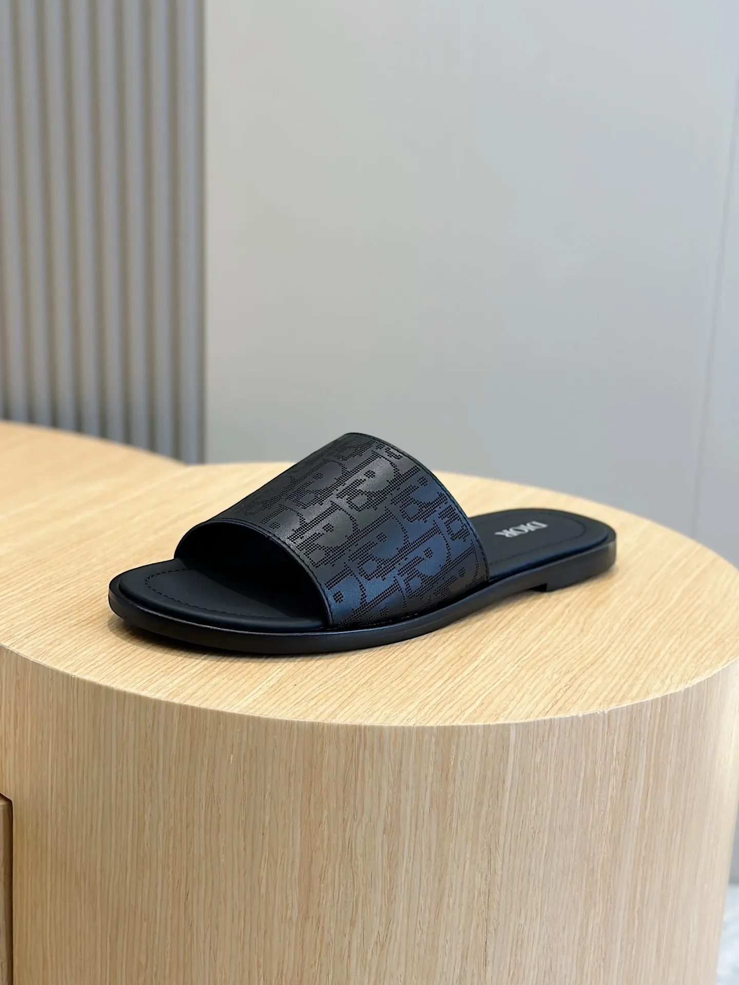 P320 Dior Alias ​​Men's Genuine Leather Slippers This Alias ​​sandal is new for summer, showing casual and elegant style. Carefully crafted from grained cow leather and Oblique printed fabric, with cowhide lining! Cross strap design. The imported cowhide leather and rubber sole adds sophistication and comfort, while Oblique print-effect anti-slip panels add style. Size: 39-44 (customized at 38.45)